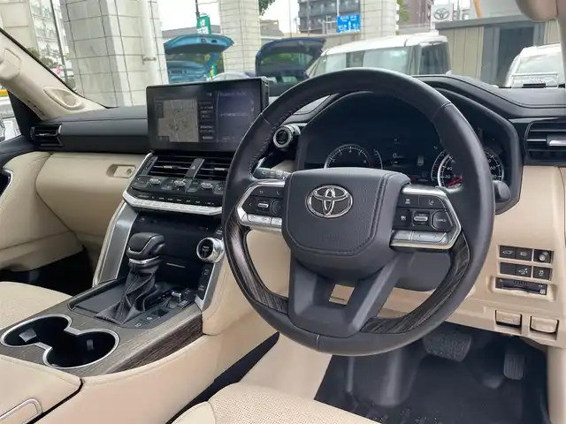 トヨタ ランドクルーザー ZX 東京都 2023(令5)年 1.5万km プレシャスホワイトパール 純正メモリーナビ/　フルセグTV　BT　CD/DVD　AM/FM　USB/　SD　HDMI/AppleCatPlay/AndoroidAuto/パワーバックドア/全方位カメラ/電動サンルーフ/ETC2.0/前後ドライブレコーダー/トヨタセーフティセンス/木目調革巻きステアリング/　ステアリングヒーター/ベージュ本革シート/　前席パワーシート/　前席/2列目ベンチレーション付快適温熱シート/　3列目電動格納シート/モデリスタエアロ/純正20インチアルミホイール/JBLサウンドシステム/100V電源/クールボックス/盗難防止装置Panthera/リアシートエンターテインメントシステム/左右後席独立温度調整オートエアコン/レーザークルーズコントロール/ルーフレール/保証書＆取扱説明書