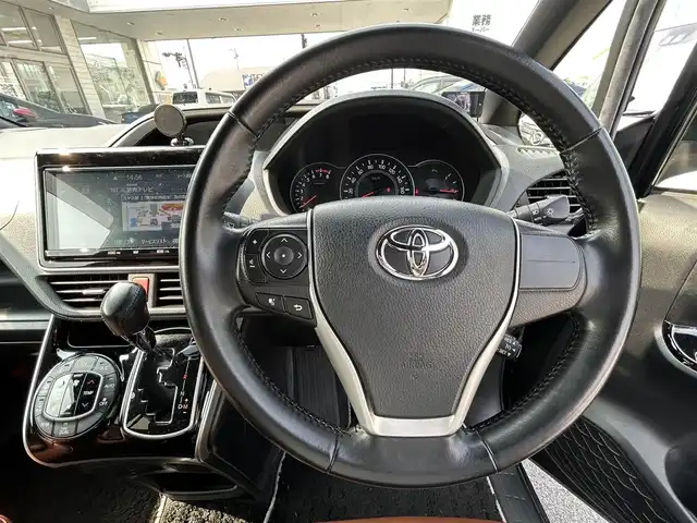 トヨタ ヴォクシー ZS 煌Ⅱ 奈良県 2020(令2)年 6.8万km ブラッキッシュアゲハガラスフレーク ワンオーナー/純正メーカーナビ/BT/TV/USB/SD//パワースライドドア/ビルドインETC/フルセグTV/両側パワースライド/オートライト（LED）/レザーシート/3列シート/スタットレスタイヤ積み込み/クルーズコントロール/プッシュスタート/保証書