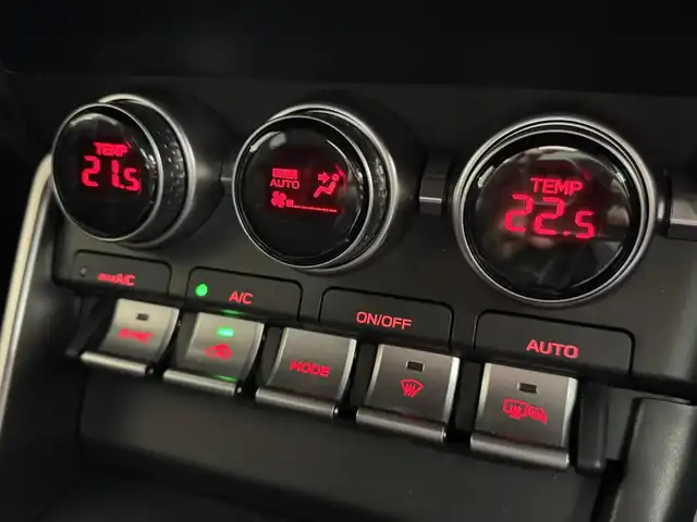 スバル ＢＲＺ S 三重県 2023(令5)年 0.3万km クリスタルホワイトP プレミアムガソリン/FR/6F/カロッツェリア 9インチ『楽ナビ』 AVIC-RQ911/（CD/DVD/MSV/SD/FM/AM/TV/Bluetooth/iPod/USB/HDMI/AUX）/安全/・スバルリヤビークルディテクション［SRVD］/・VSC（横滑り防止機能）/・EBD付ABS/・SRS サイド＆カーテンシールドエアバッグ/装備/・ステアリング連動ヘッドライト［SRH］/・左右独立温度独立調整オートエアコン/・定速クルーズコントロール/・ステアリングスイッチ/・オートライト/・LEDヘッドライト/・充電用USBジャックx2/・走行制御モード（スポーツ/スノー）/・TRACKモード/・プッシュスタート/・スマートキーx2/・BOXERメーター（7インチカラー×液晶メーター）/・純正18inAW/・保/取/ナビ取/など