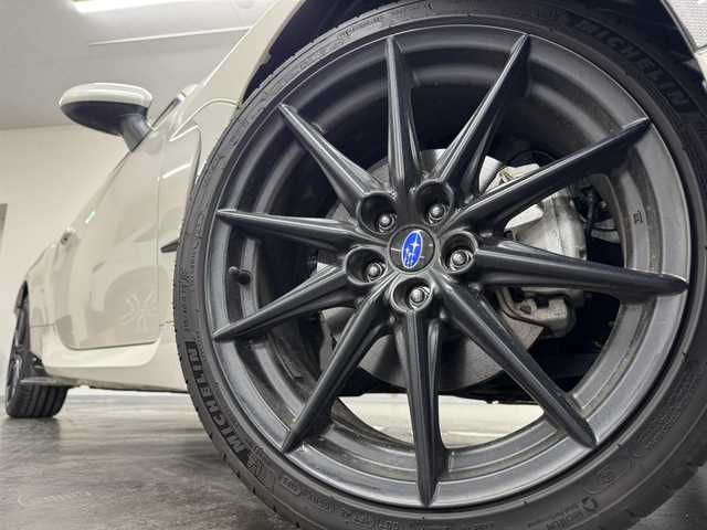 スバル ＢＲＺ S 三重県 2023(令5)年 0.3万km クリスタルホワイトP プレミアムガソリン/FR/6F/カロッツェリア 9インチ『楽ナビ』 AVIC-RQ911/（CD/DVD/MSV/SD/FM/AM/TV/Bluetooth/iPod/USB/HDMI/AUX）/安全/・スバルリヤビークルディテクション［SRVD］/・VSC（横滑り防止機能）/・EBD付ABS/・SRS サイド＆カーテンシールドエアバッグ/装備/・ステアリング連動ヘッドライト［SRH］/・左右独立温度独立調整オートエアコン/・定速クルーズコントロール/・ステアリングスイッチ/・オートライト/・LEDヘッドライト/・充電用USBジャックx2/・走行制御モード（スポーツ/スノー）/・TRACKモード/・プッシュスタート/・スマートキーx2/・BOXERメーター（7インチカラー×液晶メーター）/・純正18inAW/・保/取/ナビ取/など