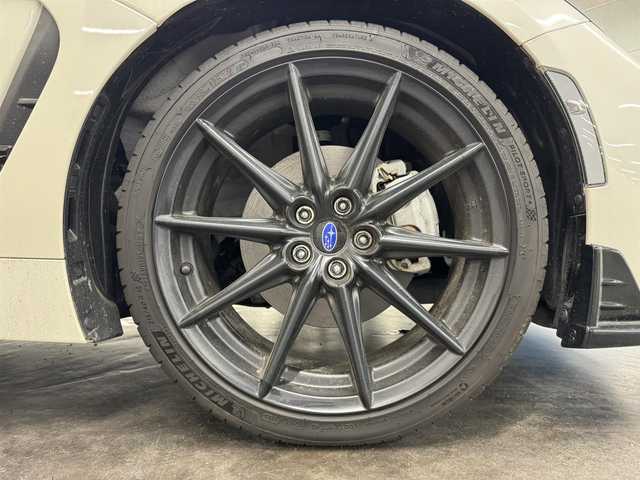 スバル ＢＲＺ S 三重県 2023(令5)年 0.3万km クリスタルホワイトP プレミアムガソリン/FR/6F/カロッツェリア 9インチ『楽ナビ』 AVIC-RQ911/（CD/DVD/MSV/SD/FM/AM/TV/Bluetooth/iPod/USB/HDMI/AUX）/安全/・スバルリヤビークルディテクション［SRVD］/・VSC（横滑り防止機能）/・EBD付ABS/・SRS サイド＆カーテンシールドエアバッグ/装備/・ステアリング連動ヘッドライト［SRH］/・左右独立温度独立調整オートエアコン/・定速クルーズコントロール/・ステアリングスイッチ/・オートライト/・LEDヘッドライト/・充電用USBジャックx2/・走行制御モード（スポーツ/スノー）/・TRACKモード/・プッシュスタート/・スマートキーx2/・BOXERメーター（7インチカラー×液晶メーター）/・純正18inAW/・保/取/ナビ取/など