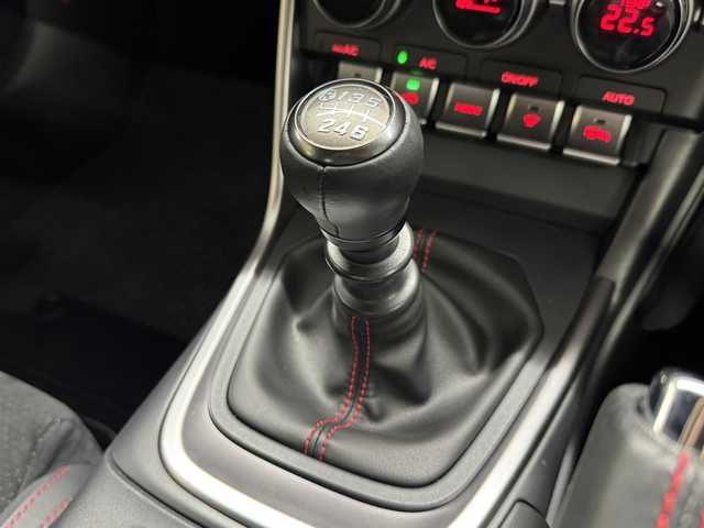 スバル ＢＲＺ S 三重県 2023(令5)年 0.3万km クリスタルホワイトP プレミアムガソリン/FR/6F/カロッツェリア 9インチ『楽ナビ』 AVIC-RQ911/（CD/DVD/MSV/SD/FM/AM/TV/Bluetooth/iPod/USB/HDMI/AUX）/安全/・スバルリヤビークルディテクション［SRVD］/・VSC（横滑り防止機能）/・EBD付ABS/・SRS サイド＆カーテンシールドエアバッグ/装備/・ステアリング連動ヘッドライト［SRH］/・左右独立温度独立調整オートエアコン/・定速クルーズコントロール/・ステアリングスイッチ/・オートライト/・LEDヘッドライト/・充電用USBジャックx2/・走行制御モード（スポーツ/スノー）/・TRACKモード/・プッシュスタート/・スマートキーx2/・BOXERメーター（7インチカラー×液晶メーター）/・純正18inAW/・保/取/ナビ取/など