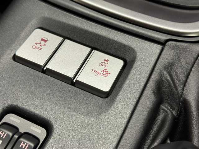 スバル ＢＲＺ S 三重県 2023(令5)年 0.3万km クリスタルホワイトP プレミアムガソリン/FR/6F/カロッツェリア 9インチ『楽ナビ』 AVIC-RQ911/（CD/DVD/MSV/SD/FM/AM/TV/Bluetooth/iPod/USB/HDMI/AUX）/安全/・スバルリヤビークルディテクション［SRVD］/・VSC（横滑り防止機能）/・EBD付ABS/・SRS サイド＆カーテンシールドエアバッグ/装備/・ステアリング連動ヘッドライト［SRH］/・左右独立温度独立調整オートエアコン/・定速クルーズコントロール/・ステアリングスイッチ/・オートライト/・LEDヘッドライト/・充電用USBジャックx2/・走行制御モード（スポーツ/スノー）/・TRACKモード/・プッシュスタート/・スマートキーx2/・BOXERメーター（7インチカラー×液晶メーター）/・純正18inAW/・保/取/ナビ取/など