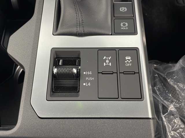 トヨタ ランドクルーザー ２５０ VX 秋田県 2024(令6)年 0.1万km プラチナホワイトパールマイカ ４WD/純正ナビ(Bluetooth/フルセグ/ACP/AA)/全方位カメラ/ステアリングヒーター/ビルトインETC/前席シートヒーター/前席エアシート/純正前後ドライブレコーダー/デジタルインナーミラー/パワーバックドア/運転席パワーシート/JBL/センターデフロック/オートマチックハイビーム/レザーシート/サンルーフ/純正AW/純正エンジンスターター/スマートキー