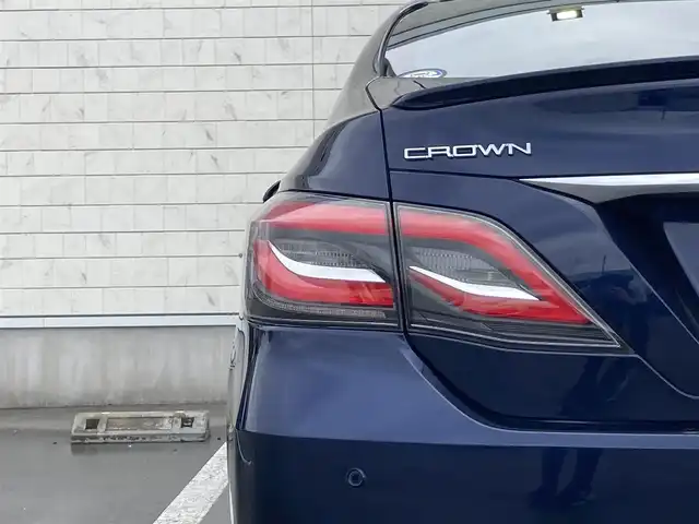 トヨタ クラウン ハイブリッド RS 静岡県 2018(平30)年 4.4万km ダークブルーマイカ Toyota Safety Sense/純正メーカーナビ/　AM FM CD DVD Bluetooth USB AUX/ビルトインETC/LEDオートヘッドランプ/レーダークルーズコントロール/シートヒーター(前席)/前後方クリアランスソナー/純正18インチアルミホイール/スマートキー2本/パドルシフト/フルセグTV/バックモニター/パワーシート(前席)