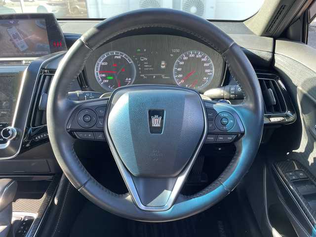 トヨタ クラウン ハイブリッド RS 三重県 2018(平30)年 4.4万km ダークブルーマイカ 登録時走行距離43354km/禁煙車/純正ナビ（AM/FM/TV/Bluetooth）/TV（フルセグ）/バックカメラ/ビルトインETC/ステアリングスイッチ/トヨタセーフティセンス/レーンキープアシスト/レーダークルコン/衝突軽減システム/横滑り防止システム/ブレーキホールド/電動パーキング/パドルシフト/パワーシート（前席）/シートヒーター（前後）/ハンドルヒーター/AUTOライト/AUTOハイビーム/純正18インチアルミホイール/純正フロアマット/プッシュスタート