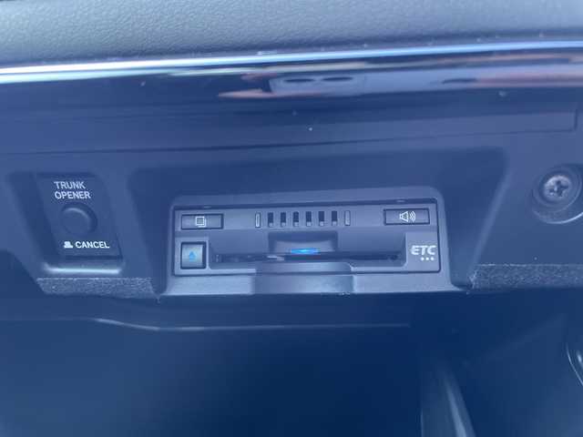 トヨタ クラウン ハイブリッド RS 三重県 2018(平30)年 4.4万km ダークブルーマイカ 登録時走行距離43354km/禁煙車/純正ナビ（AM/FM/TV/Bluetooth）/TV（フルセグ）/バックカメラ/ビルトインETC/ステアリングスイッチ/トヨタセーフティセンス/レーンキープアシスト/レーダークルコン/衝突軽減システム/横滑り防止システム/ブレーキホールド/電動パーキング/パドルシフト/パワーシート（前席）/シートヒーター（前後）/ハンドルヒーター/AUTOライト/AUTOハイビーム/純正18インチアルミホイール/純正フロアマット/プッシュスタート