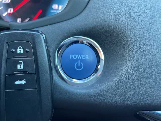 トヨタ クラウン ハイブリッド RS 三重県 2018(平30)年 4.4万km ダークブルーマイカ 登録時走行距離43354km/禁煙車/純正ナビ（AM/FM/TV/Bluetooth）/TV（フルセグ）/バックカメラ/ビルトインETC/ステアリングスイッチ/トヨタセーフティセンス/レーンキープアシスト/レーダークルコン/衝突軽減システム/横滑り防止システム/ブレーキホールド/電動パーキング/パドルシフト/パワーシート（前席）/シートヒーター（前後）/ハンドルヒーター/AUTOライト/AUTOハイビーム/純正18インチアルミホイール/純正フロアマット/プッシュスタート