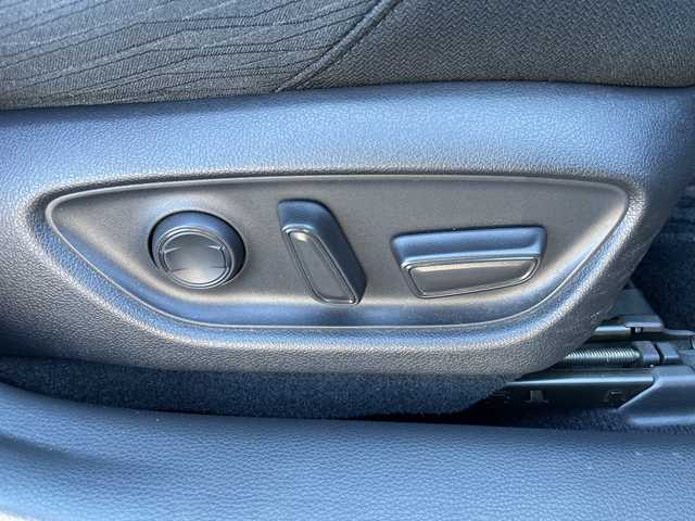 トヨタ クラウン ハイブリッド RS 三重県 2018(平30)年 4.4万km ダークブルーマイカ 登録時走行距離43354km/禁煙車/純正ナビ（AM/FM/TV/Bluetooth）/TV（フルセグ）/バックカメラ/ビルトインETC/ステアリングスイッチ/トヨタセーフティセンス/レーンキープアシスト/レーダークルコン/衝突軽減システム/横滑り防止システム/ブレーキホールド/電動パーキング/パドルシフト/パワーシート（前席）/シートヒーター（前後）/ハンドルヒーター/AUTOライト/AUTOハイビーム/純正18インチアルミホイール/純正フロアマット/プッシュスタート