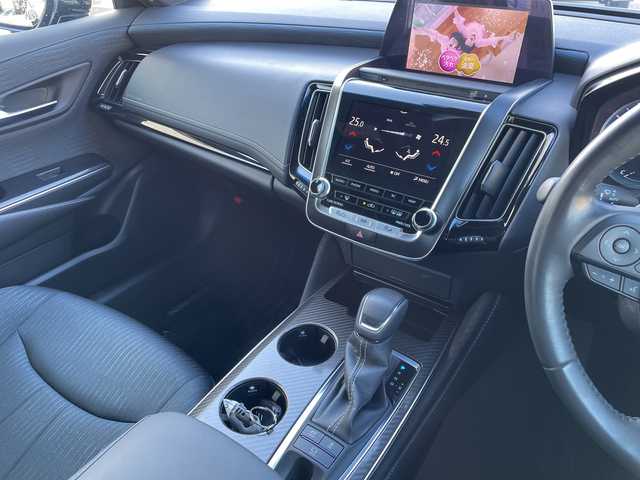 トヨタ クラウン ハイブリッド RS 三重県 2018(平30)年 4.4万km ダークブルーマイカ 登録時走行距離43354km/禁煙車/純正ナビ（AM/FM/TV/Bluetooth）/TV（フルセグ）/バックカメラ/ビルトインETC/ステアリングスイッチ/トヨタセーフティセンス/レーンキープアシスト/レーダークルコン/衝突軽減システム/横滑り防止システム/ブレーキホールド/電動パーキング/パドルシフト/パワーシート（前席）/シートヒーター（前後）/ハンドルヒーター/AUTOライト/AUTOハイビーム/純正18インチアルミホイール/純正フロアマット/プッシュスタート