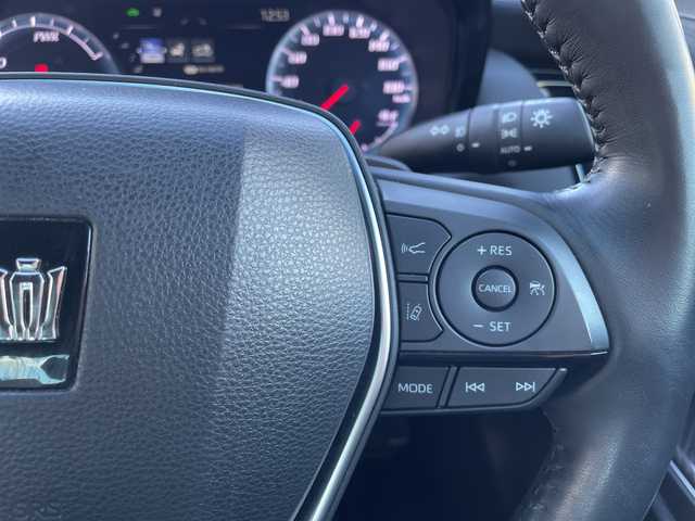 トヨタ クラウン ハイブリッド RS 三重県 2018(平30)年 4.4万km ダークブルーマイカ 登録時走行距離43354km/禁煙車/純正ナビ（AM/FM/TV/Bluetooth）/TV（フルセグ）/バックカメラ/ビルトインETC/ステアリングスイッチ/トヨタセーフティセンス/レーンキープアシスト/レーダークルコン/衝突軽減システム/横滑り防止システム/ブレーキホールド/電動パーキング/パドルシフト/パワーシート（前席）/シートヒーター（前後）/ハンドルヒーター/AUTOライト/AUTOハイビーム/純正18インチアルミホイール/純正フロアマット/プッシュスタート