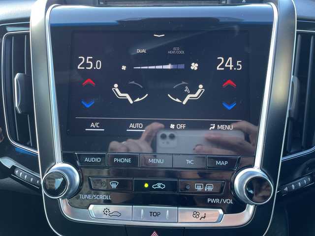 トヨタ クラウン ハイブリッド RS 三重県 2018(平30)年 4.4万km ダークブルーマイカ 登録時走行距離43354km/禁煙車/純正ナビ（AM/FM/TV/Bluetooth）/TV（フルセグ）/バックカメラ/ビルトインETC/ステアリングスイッチ/トヨタセーフティセンス/レーンキープアシスト/レーダークルコン/衝突軽減システム/横滑り防止システム/ブレーキホールド/電動パーキング/パドルシフト/パワーシート（前席）/シートヒーター（前後）/ハンドルヒーター/AUTOライト/AUTOハイビーム/純正18インチアルミホイール/純正フロアマット/プッシュスタート