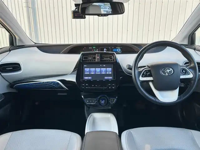 トヨタ プリウス A プレミアム　ツーリングセレ 熊本県 2016(平28)年 7.8万km ホワイトパールクリスタルシャイン 純正ナビ/・AM/FM/CD/DVD/BT/SD/・フルセグTV/・バックカメラ/モデリスタエアロ（F.S.R）/トヨタセーフティセンス/・プリクラッシュセーフティ/・レーンディパーチャーアラート/・ブラインドスポットモニター/・レーダークルーズコントロール/・クリアランスソナー/・ふらつき警報/・ヘッドアップディスプレイ/・オートハイビーム/・パーキングアシスト/革シート/前席パワーシート/前席シートヒーター/ETC/革巻きステアリング/ステアリングスイッチ/LEDヘッドライト/フォグランプ/純正アルミホイール/純正フロアマット/ドアバイザー/電動格納ミラー/ウインカーミラー/スペアキー