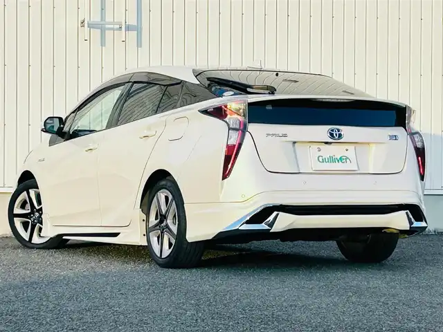 トヨタ プリウス A プレミアム　ツーリングセレ 熊本県 2016(平28)年 7.8万km ホワイトパールクリスタルシャイン 純正ナビ/・AM/FM/CD/DVD/BT/SD/・フルセグTV/・バックカメラ/モデリスタエアロ（F.S.R）/トヨタセーフティセンス/・プリクラッシュセーフティ/・レーンディパーチャーアラート/・ブラインドスポットモニター/・レーダークルーズコントロール/・クリアランスソナー/・ふらつき警報/・ヘッドアップディスプレイ/・オートハイビーム/・パーキングアシスト/革シート/前席パワーシート/前席シートヒーター/ETC/革巻きステアリング/ステアリングスイッチ/LEDヘッドライト/フォグランプ/純正アルミホイール/純正フロアマット/ドアバイザー/電動格納ミラー/ウインカーミラー/スペアキー