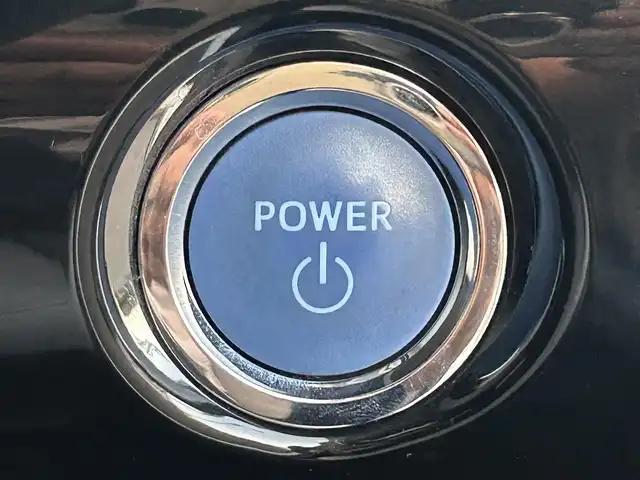 トヨタ プリウス A プレミアム　ツーリングセレ 熊本県 2016(平28)年 7.8万km ホワイトパールクリスタルシャイン 純正ナビ/・AM/FM/CD/DVD/BT/SD/・フルセグTV/・バックカメラ/モデリスタエアロ（F.S.R）/トヨタセーフティセンス/・プリクラッシュセーフティ/・レーンディパーチャーアラート/・ブラインドスポットモニター/・レーダークルーズコントロール/・クリアランスソナー/・ふらつき警報/・ヘッドアップディスプレイ/・オートハイビーム/・パーキングアシスト/革シート/前席パワーシート/前席シートヒーター/ETC/革巻きステアリング/ステアリングスイッチ/LEDヘッドライト/フォグランプ/純正アルミホイール/純正フロアマット/ドアバイザー/電動格納ミラー/ウインカーミラー/スペアキー