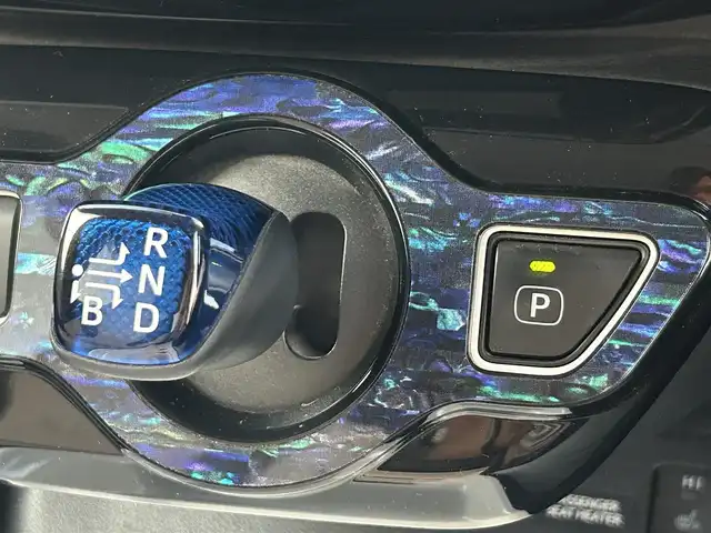 トヨタ プリウス A プレミアム　ツーリングセレ 熊本県 2016(平28)年 7.8万km ホワイトパールクリスタルシャイン 純正ナビ/・AM/FM/CD/DVD/BT/SD/・フルセグTV/・バックカメラ/モデリスタエアロ（F.S.R）/トヨタセーフティセンス/・プリクラッシュセーフティ/・レーンディパーチャーアラート/・ブラインドスポットモニター/・レーダークルーズコントロール/・クリアランスソナー/・ふらつき警報/・ヘッドアップディスプレイ/・オートハイビーム/・パーキングアシスト/革シート/前席パワーシート/前席シートヒーター/ETC/革巻きステアリング/ステアリングスイッチ/LEDヘッドライト/フォグランプ/純正アルミホイール/純正フロアマット/ドアバイザー/電動格納ミラー/ウインカーミラー/スペアキー