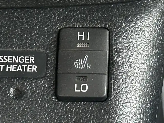 トヨタ プリウス A プレミアム　ツーリングセレ 熊本県 2016(平28)年 7.8万km ホワイトパールクリスタルシャイン 純正ナビ/・AM/FM/CD/DVD/BT/SD/・フルセグTV/・バックカメラ/モデリスタエアロ（F.S.R）/トヨタセーフティセンス/・プリクラッシュセーフティ/・レーンディパーチャーアラート/・ブラインドスポットモニター/・レーダークルーズコントロール/・クリアランスソナー/・ふらつき警報/・ヘッドアップディスプレイ/・オートハイビーム/・パーキングアシスト/革シート/前席パワーシート/前席シートヒーター/ETC/革巻きステアリング/ステアリングスイッチ/LEDヘッドライト/フォグランプ/純正アルミホイール/純正フロアマット/ドアバイザー/電動格納ミラー/ウインカーミラー/スペアキー