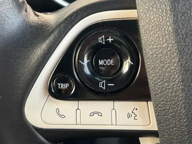 トヨタ プリウス A プレミアム　ツーリングセレ 熊本県 2016(平28)年 7.8万km ホワイトパールクリスタルシャイン 純正ナビ/・AM/FM/CD/DVD/BT/SD/・フルセグTV/・バックカメラ/モデリスタエアロ（F.S.R）/トヨタセーフティセンス/・プリクラッシュセーフティ/・レーンディパーチャーアラート/・ブラインドスポットモニター/・レーダークルーズコントロール/・クリアランスソナー/・ふらつき警報/・ヘッドアップディスプレイ/・オートハイビーム/・パーキングアシスト/革シート/前席パワーシート/前席シートヒーター/ETC/革巻きステアリング/ステアリングスイッチ/LEDヘッドライト/フォグランプ/純正アルミホイール/純正フロアマット/ドアバイザー/電動格納ミラー/ウインカーミラー/スペアキー