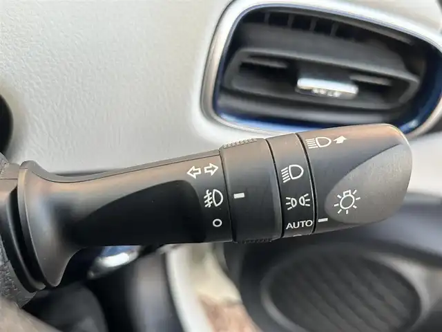 トヨタ プリウス A プレミアム　ツーリングセレ 熊本県 2016(平28)年 7.8万km ホワイトパールクリスタルシャイン 純正ナビ/・AM/FM/CD/DVD/BT/SD/・フルセグTV/・バックカメラ/モデリスタエアロ（F.S.R）/トヨタセーフティセンス/・プリクラッシュセーフティ/・レーンディパーチャーアラート/・ブラインドスポットモニター/・レーダークルーズコントロール/・クリアランスソナー/・ふらつき警報/・ヘッドアップディスプレイ/・オートハイビーム/・パーキングアシスト/革シート/前席パワーシート/前席シートヒーター/ETC/革巻きステアリング/ステアリングスイッチ/LEDヘッドライト/フォグランプ/純正アルミホイール/純正フロアマット/ドアバイザー/電動格納ミラー/ウインカーミラー/スペアキー