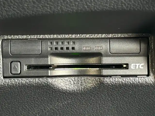 トヨタ プリウス A プレミアム　ツーリングセレ 熊本県 2016(平28)年 7.8万km ホワイトパールクリスタルシャイン 純正ナビ/・AM/FM/CD/DVD/BT/SD/・フルセグTV/・バックカメラ/モデリスタエアロ（F.S.R）/トヨタセーフティセンス/・プリクラッシュセーフティ/・レーンディパーチャーアラート/・ブラインドスポットモニター/・レーダークルーズコントロール/・クリアランスソナー/・ふらつき警報/・ヘッドアップディスプレイ/・オートハイビーム/・パーキングアシスト/革シート/前席パワーシート/前席シートヒーター/ETC/革巻きステアリング/ステアリングスイッチ/LEDヘッドライト/フォグランプ/純正アルミホイール/純正フロアマット/ドアバイザー/電動格納ミラー/ウインカーミラー/スペアキー