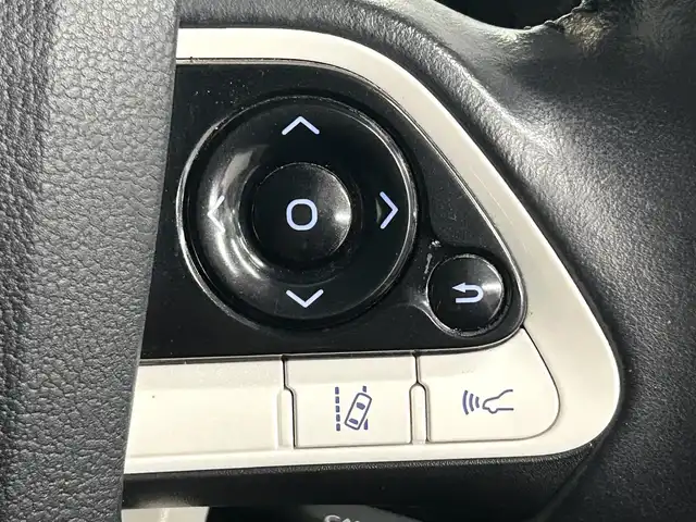 トヨタ プリウス A プレミアム　ツーリングセレ 熊本県 2016(平28)年 7.8万km ホワイトパールクリスタルシャイン 純正ナビ/・AM/FM/CD/DVD/BT/SD/・フルセグTV/・バックカメラ/モデリスタエアロ（F.S.R）/トヨタセーフティセンス/・プリクラッシュセーフティ/・レーンディパーチャーアラート/・ブラインドスポットモニター/・レーダークルーズコントロール/・クリアランスソナー/・ふらつき警報/・ヘッドアップディスプレイ/・オートハイビーム/・パーキングアシスト/革シート/前席パワーシート/前席シートヒーター/ETC/革巻きステアリング/ステアリングスイッチ/LEDヘッドライト/フォグランプ/純正アルミホイール/純正フロアマット/ドアバイザー/電動格納ミラー/ウインカーミラー/スペアキー