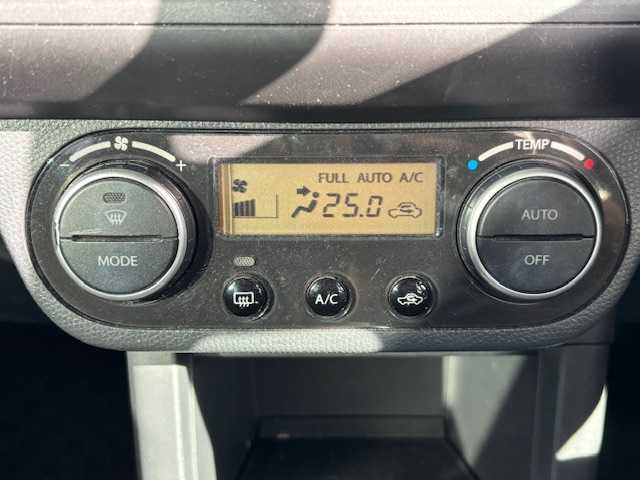 スズキ スイフト XG 宮城県 2006(平18)年 13.3万km シルキーシルバーメタリック 登録時走行距離132816km/AACエアコン/CD/FM/AM/ヘッドライトレベライザー/スペアキーあり/純正フロアマット/フルフラットシート/盗難防止装置/純正フロアマット