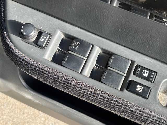 スズキ スイフト XG 宮城県 2006(平18)年 13.3万km シルキーシルバーメタリック 登録時走行距離132816km/AACエアコン/CD/FM/AM/ヘッドライトレベライザー/スペアキーあり/純正フロアマット/フルフラットシート/盗難防止装置/純正フロアマット