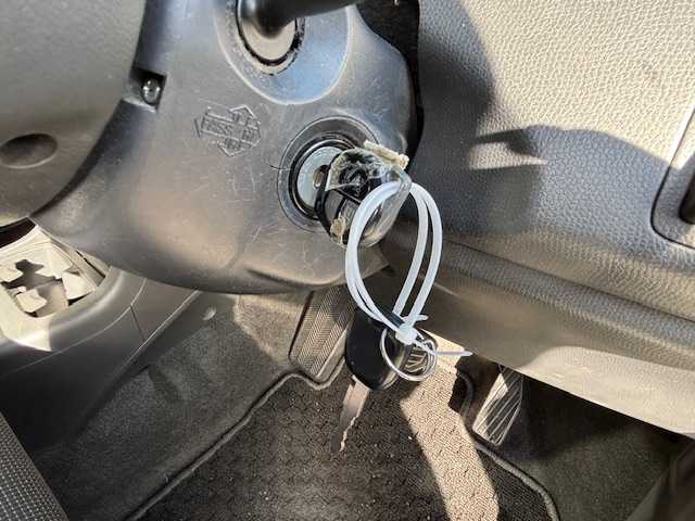 スズキ スイフト XG 宮城県 2006(平18)年 13.3万km シルキーシルバーメタリック 登録時走行距離132816km/AACエアコン/CD/FM/AM/ヘッドライトレベライザー/スペアキーあり/純正フロアマット/フルフラットシート/盗難防止装置/純正フロアマット