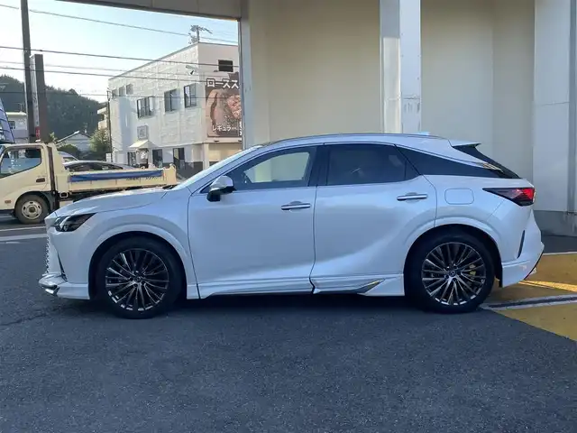 レクサス ＲＸ 350h バージョンL 静岡県 2023(令5)年 3万km ソニッククォーツ ワンオーナー/モデリスタエアロ/パノラマルーフ/純正ナビ/フルセグTV/BT/USB/全方位カメラ/デジタルインナーミラー/黒革シート/全席シートヒーター/全席エアシート/前席パワーシート/前席シートメモリー/パワーバックドア/ビルトインETC2.0/ステアリングヒーター/置くだけ充電/プリクラッシュセーフティ/レーンキープアシスト/レーダークルーズコントロール/クリアランスソナー/ヘッドアップディスプレイ/ブラインドスポットモニター/AC100V電源/スマートキー×2/保証書/取扱説明書/R6/R7点検記録簿有
