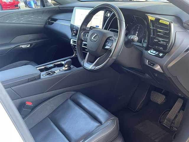 レクサス ＲＸ 350h バージョンL 静岡県 2023(令5)年 3万km ソニッククォーツ ワンオーナー/モデリスタエアロ/パノラマルーフ/純正ナビ/フルセグTV/BT/USB/全方位カメラ/デジタルインナーミラー/黒革シート/全席シートヒーター/全席エアシート/前席パワーシート/前席シートメモリー/パワーバックドア/ビルトインETC2.0/ステアリングヒーター/置くだけ充電/プリクラッシュセーフティ/レーンキープアシスト/レーダークルーズコントロール/クリアランスソナー/ヘッドアップディスプレイ/ブラインドスポットモニター/AC100V電源/スマートキー×2/保証書/取扱説明書/R6/R7点検記録簿有