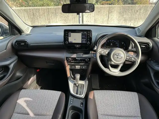 トヨタ ヤリスクロス ハイブリッド Z 長崎県 2020(令2)年 1.1万km ホワイトパールクリスタルシャイン 純正ディスプレイオーディオ(FM/AM/BT)・ナビ機能有り/ステアリングスイッチ/追従無しクルコン/ビルトインETC/ドライブモードセレクト/ハーフレザーシート/D席パワーシート/前席シートヒーター/パノラミックビューモニター/純正フロアマット/ドアバイザー/純正18インチアルミホイール/ABS/VSC/オートマチックハイビーム/手動光軸調整ダイヤル/レーントレーシングアシスト/クリアランスソナー/PKSB/RSA/SRSダブル・サイドエアバッグ/SRSカーテンエアバッグ/ISOFIX/取扱説明書/マルチメディア取扱説明書/保証書