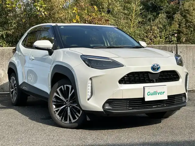トヨタ ヤリスクロス ハイブリッド Z 長崎県 2020(令2)年 1.1万km ホワイトパールクリスタルシャイン 純正ディスプレイオーディオ(FM/AM/BT)・ナビ機能有り/ステアリングスイッチ/追従無しクルコン/ビルトインETC/ドライブモードセレクト/ハーフレザーシート/D席パワーシート/前席シートヒーター/パノラミックビューモニター/純正フロアマット/ドアバイザー/純正18インチアルミホイール/ABS/VSC/オートマチックハイビーム/手動光軸調整ダイヤル/レーントレーシングアシスト/クリアランスソナー/PKSB/RSA/SRSダブル・サイドエアバッグ/SRSカーテンエアバッグ/ISOFIX/取扱説明書/マルチメディア取扱説明書/保証書