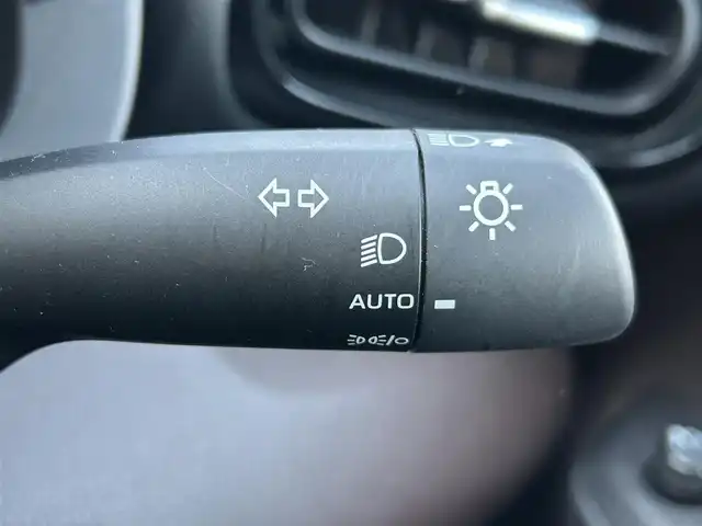 トヨタ ヤリスクロス ハイブリッド Z 長崎県 2020(令2)年 1.1万km ホワイトパールクリスタルシャイン 純正ディスプレイオーディオ(FM/AM/BT)・ナビ機能有り/ステアリングスイッチ/追従無しクルコン/ビルトインETC/ドライブモードセレクト/ハーフレザーシート/D席パワーシート/前席シートヒーター/パノラミックビューモニター/純正フロアマット/ドアバイザー/純正18インチアルミホイール/ABS/VSC/オートマチックハイビーム/手動光軸調整ダイヤル/レーントレーシングアシスト/クリアランスソナー/PKSB/RSA/SRSダブル・サイドエアバッグ/SRSカーテンエアバッグ/ISOFIX/取扱説明書/マルチメディア取扱説明書/保証書