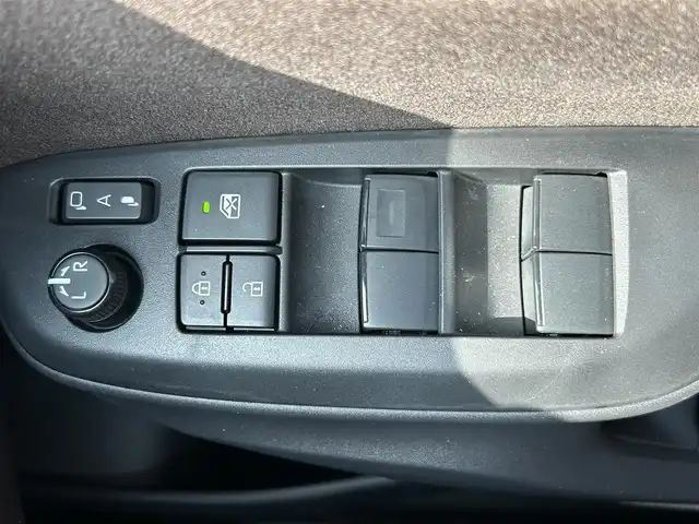 トヨタ ヤリスクロス ハイブリッド Z 長崎県 2020(令2)年 1.1万km ホワイトパールクリスタルシャイン 純正ディスプレイオーディオ(FM/AM/BT)・ナビ機能有り/ステアリングスイッチ/追従無しクルコン/ビルトインETC/ドライブモードセレクト/ハーフレザーシート/D席パワーシート/前席シートヒーター/パノラミックビューモニター/純正フロアマット/ドアバイザー/純正18インチアルミホイール/ABS/VSC/オートマチックハイビーム/手動光軸調整ダイヤル/レーントレーシングアシスト/クリアランスソナー/PKSB/RSA/SRSダブル・サイドエアバッグ/SRSカーテンエアバッグ/ISOFIX/取扱説明書/マルチメディア取扱説明書/保証書