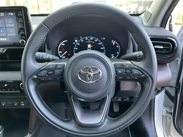 トヨタ ヤリスクロス ハイブリッド Z 長崎県 2020(令2)年 1.1万km ホワイトパールクリスタルシャイン 純正ディスプレイオーディオ(FM/AM/BT)・ナビ機能有り/ステアリングスイッチ/追従無しクルコン/ビルトインETC/ドライブモードセレクト/ハーフレザーシート/D席パワーシート/前席シートヒーター/パノラミックビューモニター/純正フロアマット/ドアバイザー/純正18インチアルミホイール/ABS/VSC/オートマチックハイビーム/手動光軸調整ダイヤル/レーントレーシングアシスト/クリアランスソナー/PKSB/RSA/SRSダブル・サイドエアバッグ/SRSカーテンエアバッグ/ISOFIX/取扱説明書/マルチメディア取扱説明書/保証書