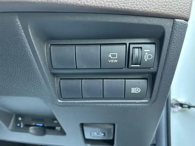 トヨタ ヤリスクロス ハイブリッド Z 長崎県 2020(令2)年 1.1万km ホワイトパールクリスタルシャイン 純正ディスプレイオーディオ(FM/AM/BT)・ナビ機能有り/ステアリングスイッチ/追従無しクルコン/ビルトインETC/ドライブモードセレクト/ハーフレザーシート/D席パワーシート/前席シートヒーター/パノラミックビューモニター/純正フロアマット/ドアバイザー/純正18インチアルミホイール/ABS/VSC/オートマチックハイビーム/手動光軸調整ダイヤル/レーントレーシングアシスト/クリアランスソナー/PKSB/RSA/SRSダブル・サイドエアバッグ/SRSカーテンエアバッグ/ISOFIX/取扱説明書/マルチメディア取扱説明書/保証書