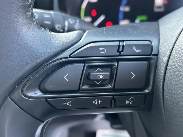 トヨタ ヤリスクロス ハイブリッド Z 長崎県 2020(令2)年 1.1万km ホワイトパールクリスタルシャイン 純正ディスプレイオーディオ(FM/AM/BT)・ナビ機能有り/ステアリングスイッチ/追従無しクルコン/ビルトインETC/ドライブモードセレクト/ハーフレザーシート/D席パワーシート/前席シートヒーター/パノラミックビューモニター/純正フロアマット/ドアバイザー/純正18インチアルミホイール/ABS/VSC/オートマチックハイビーム/手動光軸調整ダイヤル/レーントレーシングアシスト/クリアランスソナー/PKSB/RSA/SRSダブル・サイドエアバッグ/SRSカーテンエアバッグ/ISOFIX/取扱説明書/マルチメディア取扱説明書/保証書