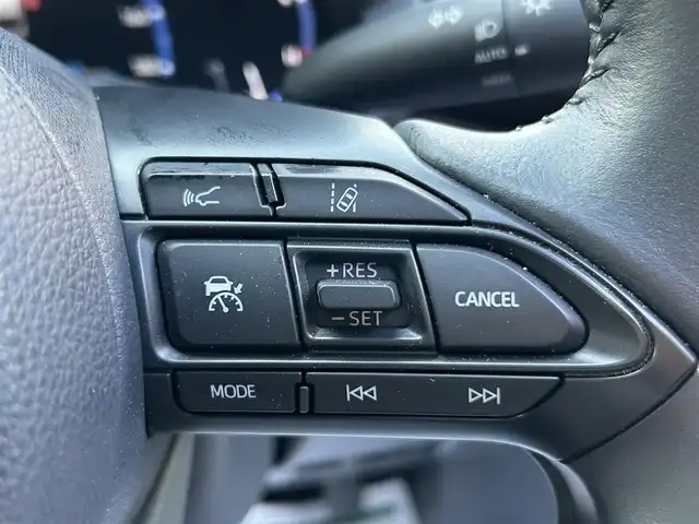 トヨタ ヤリスクロス ハイブリッド Z 長崎県 2020(令2)年 1.1万km ホワイトパールクリスタルシャイン 純正ディスプレイオーディオ(FM/AM/BT)・ナビ機能有り/ステアリングスイッチ/追従無しクルコン/ビルトインETC/ドライブモードセレクト/ハーフレザーシート/D席パワーシート/前席シートヒーター/パノラミックビューモニター/純正フロアマット/ドアバイザー/純正18インチアルミホイール/ABS/VSC/オートマチックハイビーム/手動光軸調整ダイヤル/レーントレーシングアシスト/クリアランスソナー/PKSB/RSA/SRSダブル・サイドエアバッグ/SRSカーテンエアバッグ/ISOFIX/取扱説明書/マルチメディア取扱説明書/保証書