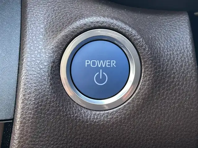 トヨタ ヤリスクロス ハイブリッド Z 長崎県 2020(令2)年 1.1万km ホワイトパールクリスタルシャイン 純正ディスプレイオーディオ(FM/AM/BT)・ナビ機能有り/ステアリングスイッチ/追従無しクルコン/ビルトインETC/ドライブモードセレクト/ハーフレザーシート/D席パワーシート/前席シートヒーター/パノラミックビューモニター/純正フロアマット/ドアバイザー/純正18インチアルミホイール/ABS/VSC/オートマチックハイビーム/手動光軸調整ダイヤル/レーントレーシングアシスト/クリアランスソナー/PKSB/RSA/SRSダブル・サイドエアバッグ/SRSカーテンエアバッグ/ISOFIX/取扱説明書/マルチメディア取扱説明書/保証書