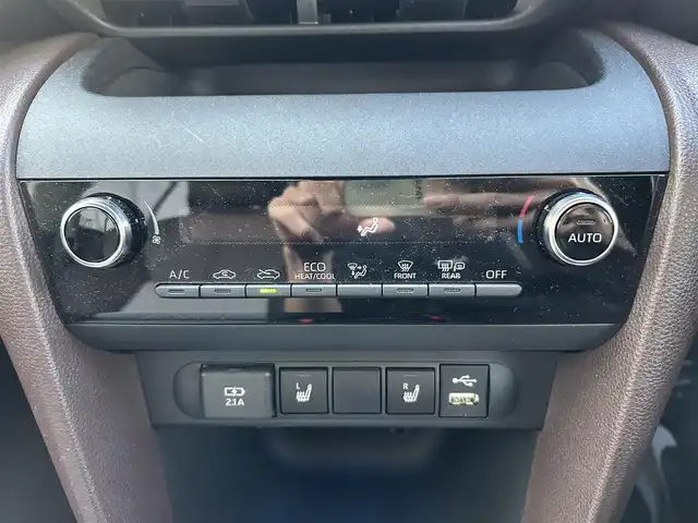 トヨタ ヤリスクロス ハイブリッド Z 長崎県 2020(令2)年 1.1万km ホワイトパールクリスタルシャイン 純正ディスプレイオーディオ(FM/AM/BT)・ナビ機能有り/ステアリングスイッチ/追従無しクルコン/ビルトインETC/ドライブモードセレクト/ハーフレザーシート/D席パワーシート/前席シートヒーター/パノラミックビューモニター/純正フロアマット/ドアバイザー/純正18インチアルミホイール/ABS/VSC/オートマチックハイビーム/手動光軸調整ダイヤル/レーントレーシングアシスト/クリアランスソナー/PKSB/RSA/SRSダブル・サイドエアバッグ/SRSカーテンエアバッグ/ISOFIX/取扱説明書/マルチメディア取扱説明書/保証書