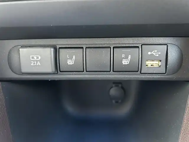 トヨタ ヤリスクロス ハイブリッド Z 長崎県 2020(令2)年 1.1万km ホワイトパールクリスタルシャイン 純正ディスプレイオーディオ(FM/AM/BT)・ナビ機能有り/ステアリングスイッチ/追従無しクルコン/ビルトインETC/ドライブモードセレクト/ハーフレザーシート/D席パワーシート/前席シートヒーター/パノラミックビューモニター/純正フロアマット/ドアバイザー/純正18インチアルミホイール/ABS/VSC/オートマチックハイビーム/手動光軸調整ダイヤル/レーントレーシングアシスト/クリアランスソナー/PKSB/RSA/SRSダブル・サイドエアバッグ/SRSカーテンエアバッグ/ISOFIX/取扱説明書/マルチメディア取扱説明書/保証書