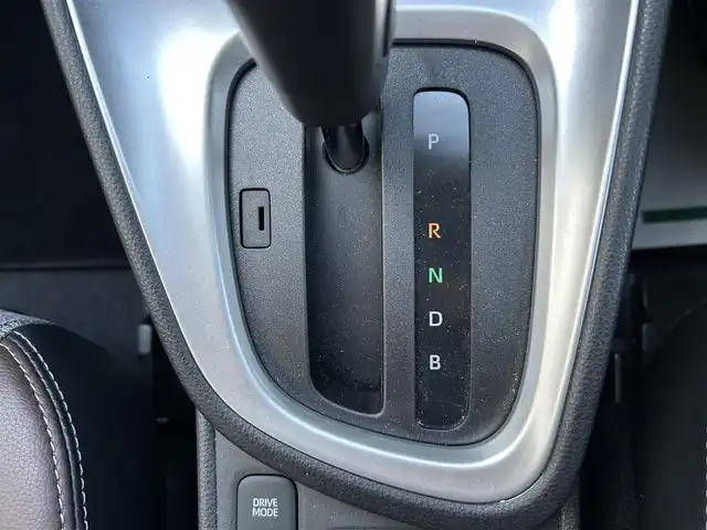 トヨタ ヤリスクロス ハイブリッド Z 長崎県 2020(令2)年 1.1万km ホワイトパールクリスタルシャイン 純正ディスプレイオーディオ(FM/AM/BT)・ナビ機能有り/ステアリングスイッチ/追従無しクルコン/ビルトインETC/ドライブモードセレクト/ハーフレザーシート/D席パワーシート/前席シートヒーター/パノラミックビューモニター/純正フロアマット/ドアバイザー/純正18インチアルミホイール/ABS/VSC/オートマチックハイビーム/手動光軸調整ダイヤル/レーントレーシングアシスト/クリアランスソナー/PKSB/RSA/SRSダブル・サイドエアバッグ/SRSカーテンエアバッグ/ISOFIX/取扱説明書/マルチメディア取扱説明書/保証書