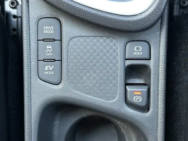 トヨタ ヤリスクロス ハイブリッド Z 長崎県 2020(令2)年 1.1万km ホワイトパールクリスタルシャイン 純正ディスプレイオーディオ(FM/AM/BT)・ナビ機能有り/ステアリングスイッチ/追従無しクルコン/ビルトインETC/ドライブモードセレクト/ハーフレザーシート/D席パワーシート/前席シートヒーター/パノラミックビューモニター/純正フロアマット/ドアバイザー/純正18インチアルミホイール/ABS/VSC/オートマチックハイビーム/手動光軸調整ダイヤル/レーントレーシングアシスト/クリアランスソナー/PKSB/RSA/SRSダブル・サイドエアバッグ/SRSカーテンエアバッグ/ISOFIX/取扱説明書/マルチメディア取扱説明書/保証書