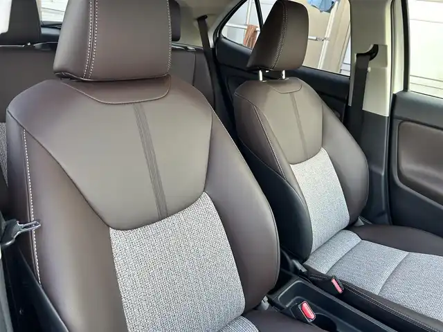 トヨタ ヤリスクロス ハイブリッド Z 長崎県 2020(令2)年 1.1万km ホワイトパールクリスタルシャイン 純正ディスプレイオーディオ(FM/AM/BT)・ナビ機能有り/ステアリングスイッチ/追従無しクルコン/ビルトインETC/ドライブモードセレクト/ハーフレザーシート/D席パワーシート/前席シートヒーター/パノラミックビューモニター/純正フロアマット/ドアバイザー/純正18インチアルミホイール/ABS/VSC/オートマチックハイビーム/手動光軸調整ダイヤル/レーントレーシングアシスト/クリアランスソナー/PKSB/RSA/SRSダブル・サイドエアバッグ/SRSカーテンエアバッグ/ISOFIX/取扱説明書/マルチメディア取扱説明書/保証書