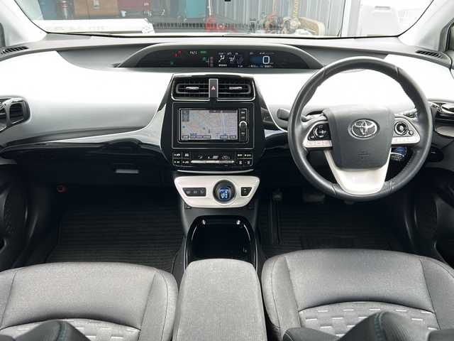トヨタ プリウス ＰＨＶ S 福岡県 2017(平29)年 8.7万km ホワイトパールクリスタルシャイン ・充電ケーブル付き/・太陽光パネル/・7インチ純正ナビ/（BLUETOOTH/フルセグ/バックカメラ/・ワンオーナー/・ETC/・ドライブレコーダー/・プラグインハイブリッド/・スペアキー/・クルーズコントロール/・USB入力端子/・純正アルミホイール/・フロアマット/・シートヒーター/・横滑り防止装置/・レーンキープアシスト/・コーナーセンサー/・電動格納ミラー/・ドライブモード/・保証書/・取扱説明書
