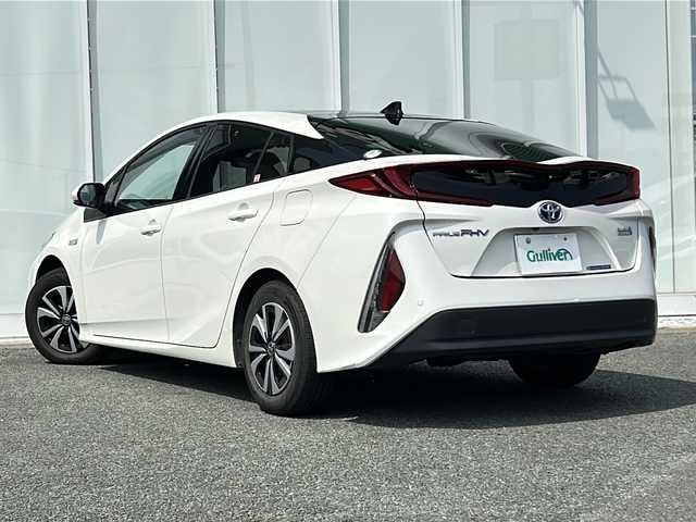 トヨタ プリウス ＰＨＶ S 福岡県 2017(平29)年 8.7万km ホワイトパールクリスタルシャイン ・充電ケーブル付き/・太陽光パネル/・7インチ純正ナビ/（BLUETOOTH/フルセグ/バックカメラ/・ワンオーナー/・ETC/・ドライブレコーダー/・プラグインハイブリッド/・スペアキー/・クルーズコントロール/・USB入力端子/・純正アルミホイール/・フロアマット/・シートヒーター/・横滑り防止装置/・レーンキープアシスト/・コーナーセンサー/・電動格納ミラー/・ドライブモード/・保証書/・取扱説明書
