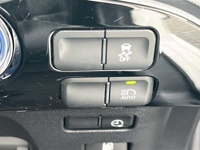 トヨタ プリウス ＰＨＶ S 福岡県 2017(平29)年 8.7万km ホワイトパールクリスタルシャイン ・充電ケーブル付き/・太陽光パネル/・7インチ純正ナビ/（BLUETOOTH/フルセグ/バックカメラ/・ワンオーナー/・ETC/・ドライブレコーダー/・プラグインハイブリッド/・スペアキー/・クルーズコントロール/・USB入力端子/・純正アルミホイール/・フロアマット/・シートヒーター/・横滑り防止装置/・レーンキープアシスト/・コーナーセンサー/・電動格納ミラー/・ドライブモード/・保証書/・取扱説明書