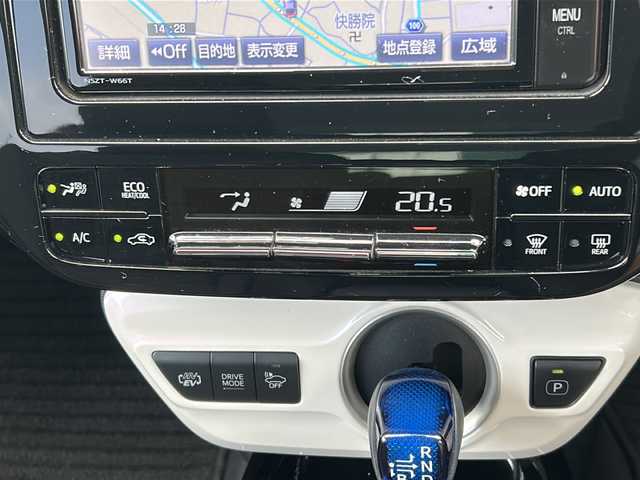 トヨタ プリウス ＰＨＶ S 福岡県 2017(平29)年 8.7万km ホワイトパールクリスタルシャイン ・充電ケーブル付き/・太陽光パネル/・7インチ純正ナビ/（BLUETOOTH/フルセグ/バックカメラ/・ワンオーナー/・ETC/・ドライブレコーダー/・プラグインハイブリッド/・スペアキー/・クルーズコントロール/・USB入力端子/・純正アルミホイール/・フロアマット/・シートヒーター/・横滑り防止装置/・レーンキープアシスト/・コーナーセンサー/・電動格納ミラー/・ドライブモード/・保証書/・取扱説明書