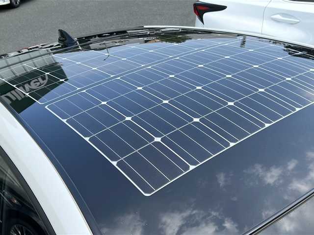 トヨタ プリウス ＰＨＶ S 福岡県 2017(平29)年 8.7万km ホワイトパールクリスタルシャイン ・充電ケーブル付き/・太陽光パネル/・7インチ純正ナビ/（BLUETOOTH/フルセグ/バックカメラ/・ワンオーナー/・ETC/・ドライブレコーダー/・プラグインハイブリッド/・スペアキー/・クルーズコントロール/・USB入力端子/・純正アルミホイール/・フロアマット/・シートヒーター/・横滑り防止装置/・レーンキープアシスト/・コーナーセンサー/・電動格納ミラー/・ドライブモード/・保証書/・取扱説明書