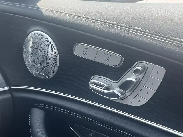 メルセデス・ベンツ Ｅ２２０ｄ SW AVG スポーツ 本革 三重県 2018(平30)年 4.9万km ポーラホワイト ナッパ革シート/Burmesterサウンドシステム/エアバランスパッケージ/レーダーセーフティパッケージ/360度カメラシステム/アクティブパーキングアシスト/パワーバックドア/フットトランクオープナー/マルチビームLEDヘッドランプ/アダプティプハイビームアシストプラス/19インチアルミホイール/ブラックアッシュ木目調インパネ加飾/シートヒーター（前席・後席）/12.3インチワイドディスプレイ/HDDナビ・地デジTV